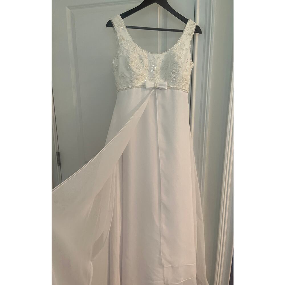 Mori Lee Elegant Vintage white wedding dress with long train Sz. 10 hand beaded